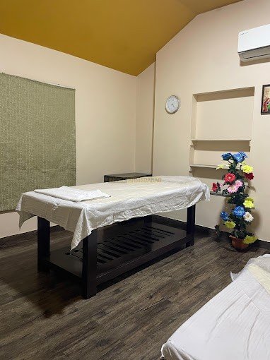 Green unisex salon and spa in Paldi