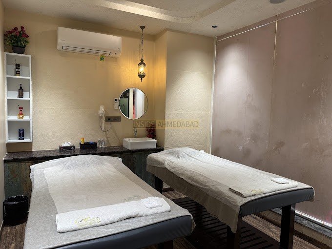 Green Unisex Salon And Spa-Sindhu bhavan in Shilaj