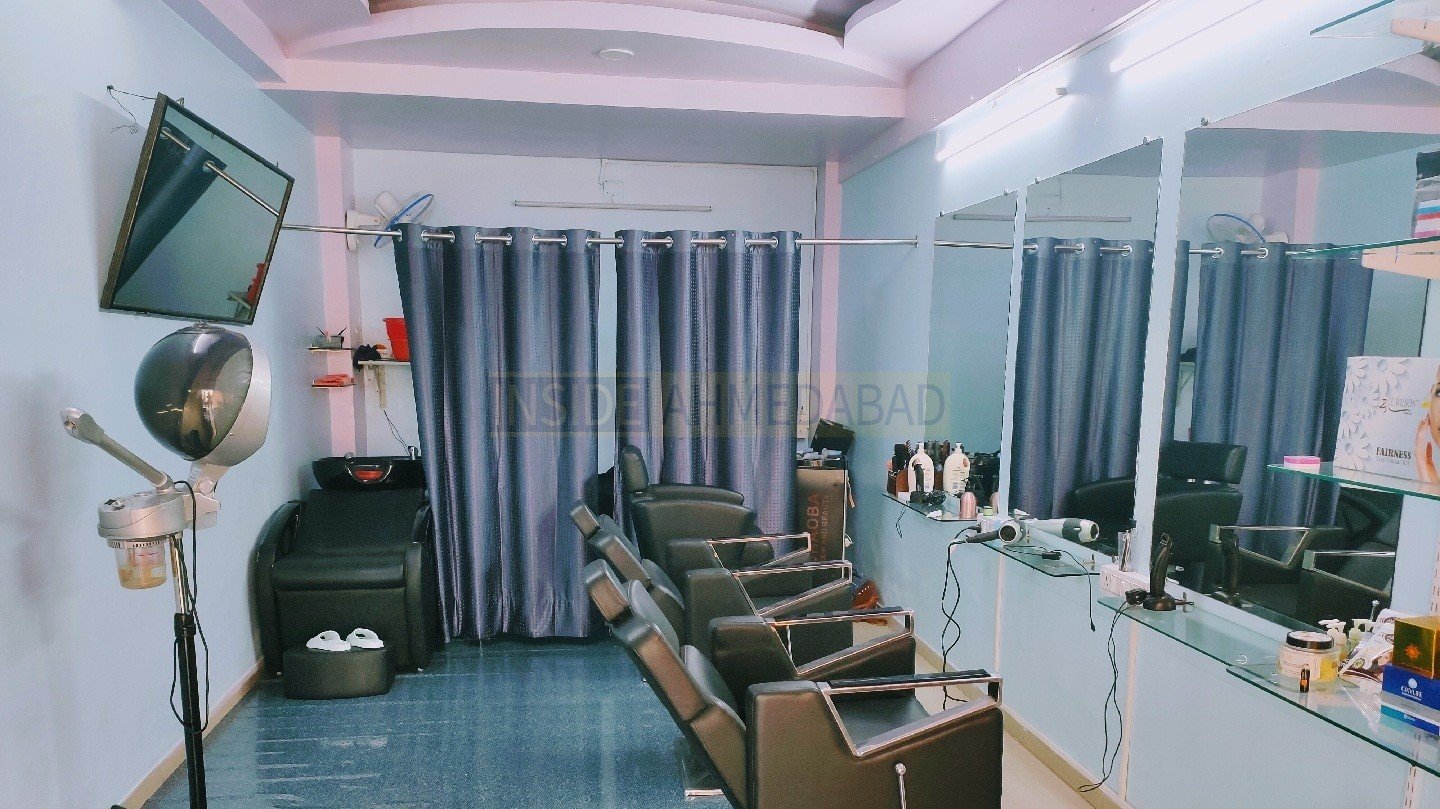 Hiral'S Beauty Salon in Maninagar in Maninagar