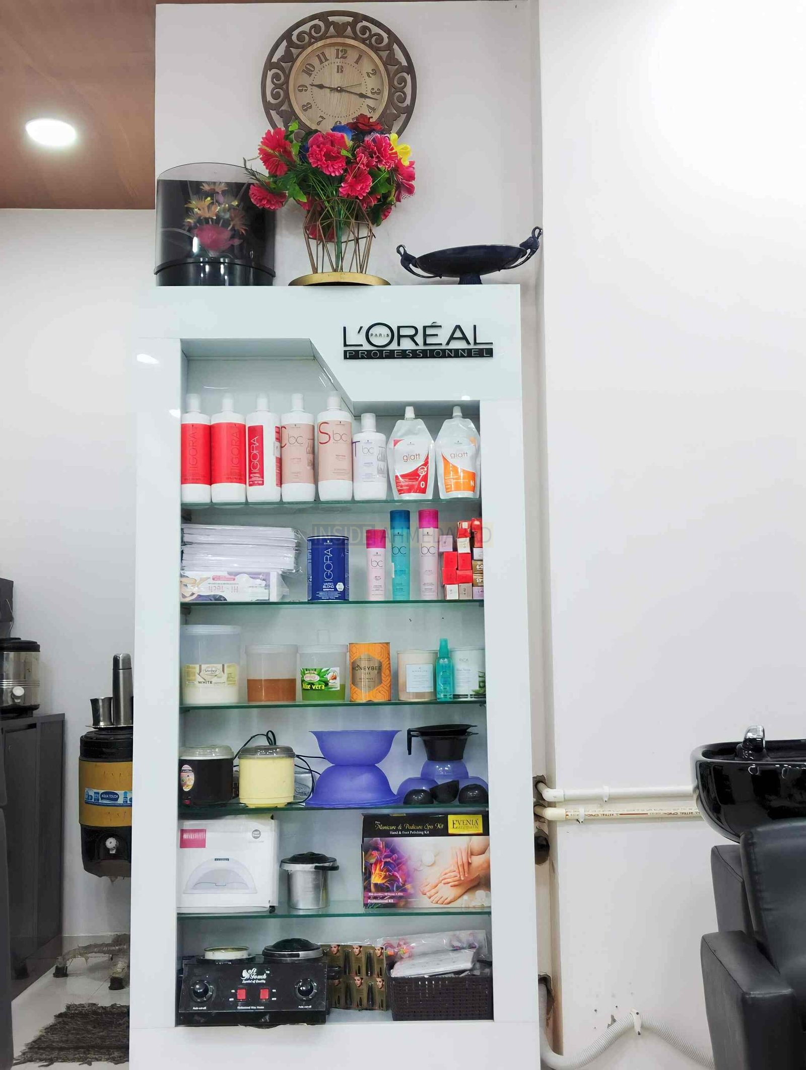 Naveu Salon and Academy in Gota in Gota