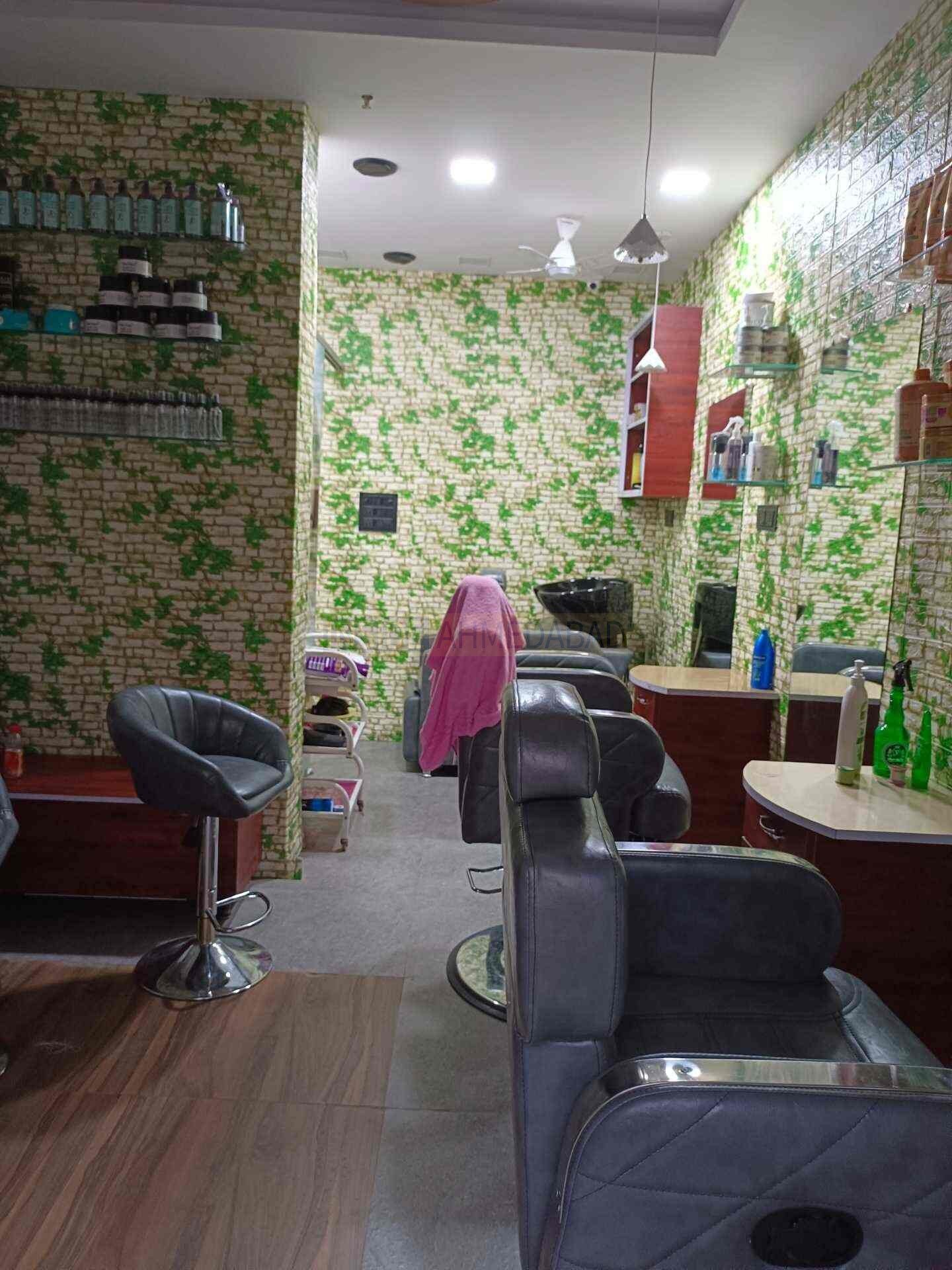 Nikhar Beauty Salon in Gomtipur in Gomtipur