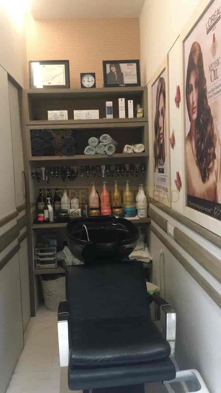 Resurrection Hair And Beauty in Manekbag in Manekbag